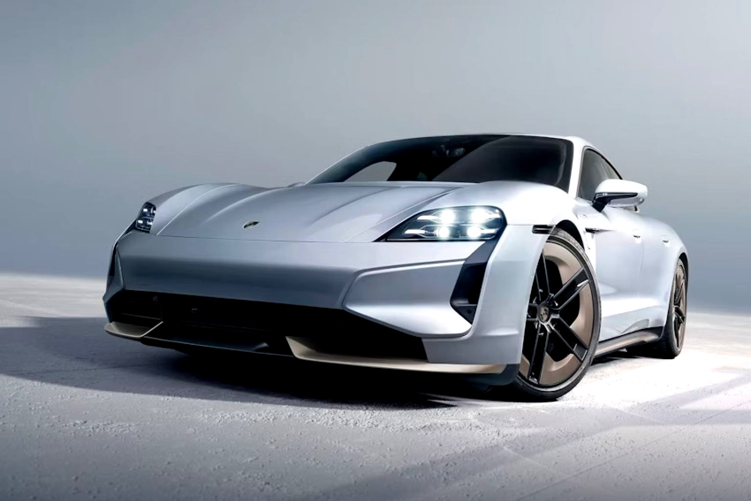 Buğra Balım "<strong>Porsche Taycan</strong>" sahibi oldu